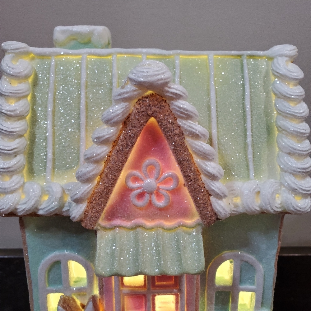 Pastel Easter Gingerbread House-NWT - Picture 7 of 9